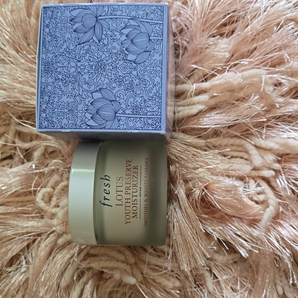 Fresh Youth Moisturizer and Fresh Soy Face Cleanser. New never opened containers - Picture 5 of 7